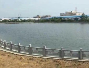 隔离湖边石栏杆